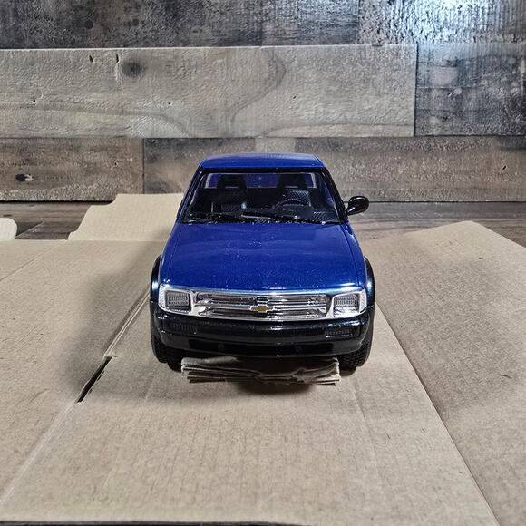 Ertl AMT 1994 Chevy S-10 4X4 Purple Metallic Dealer Promo - Picture 7 of 10